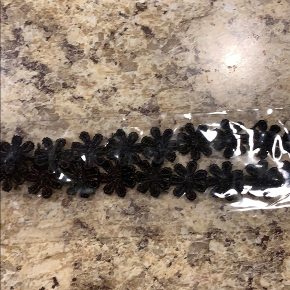 5/$15 😍 Black Flower Choker with Pendant 🖤 - Picture 3 of 3